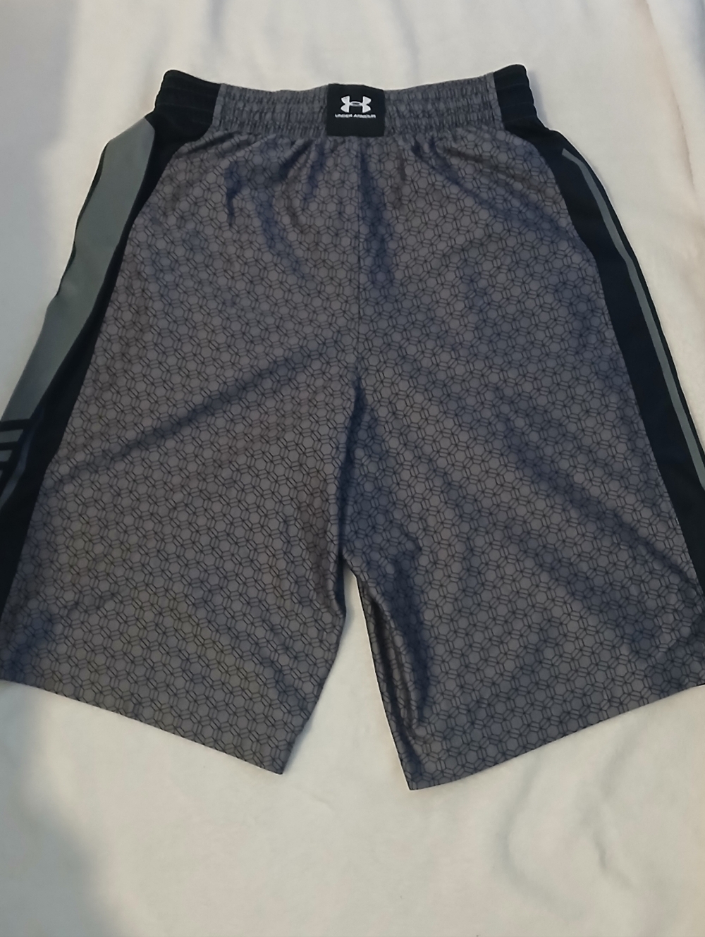 Under Armour Men's Grey Patterned Athletic Shorts with Black Side Panels - Picture 4 of 4